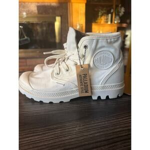 NWT PAMPA HI by Palladium in Pilat Sz. 8